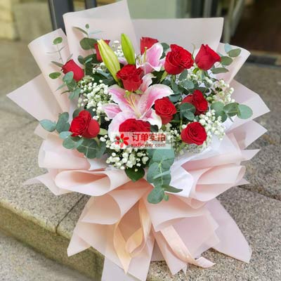 泉州11朵红玫瑰百合，全世界里只有一个你